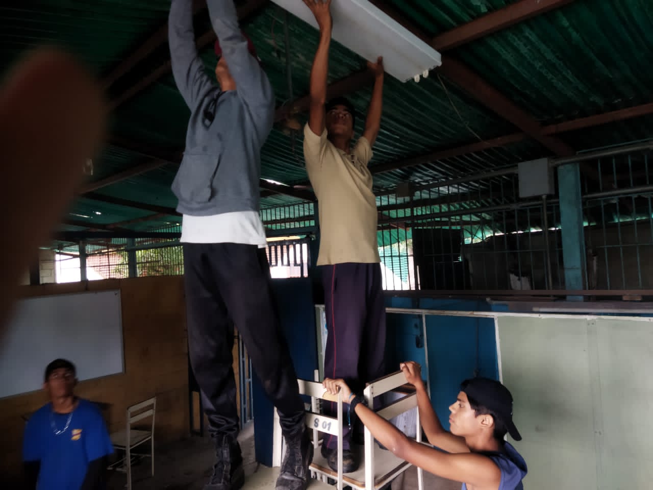 Estudiante trabajando en un circuito electrónico