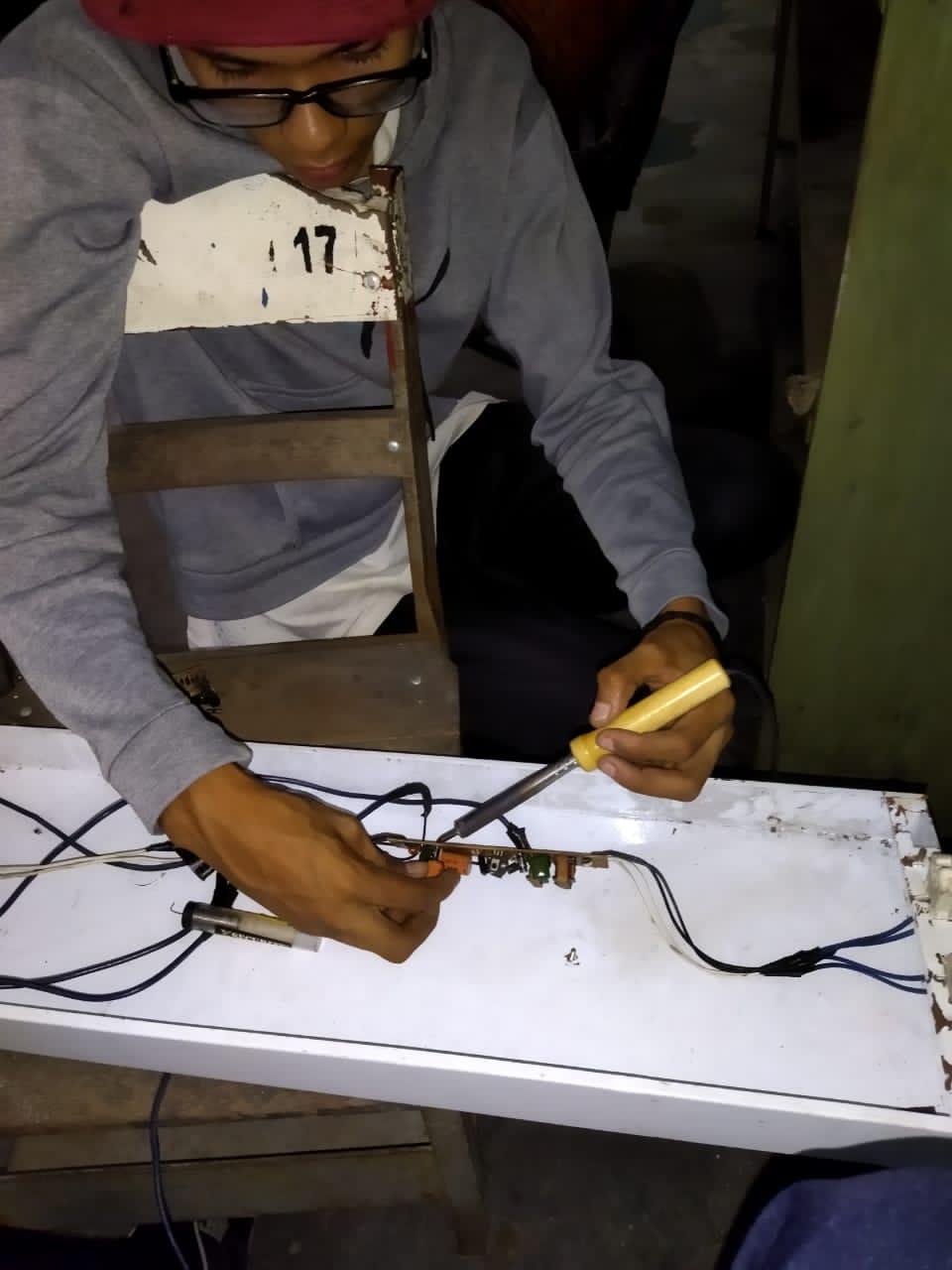 Estudiantes colaborando en un proyecto técnico