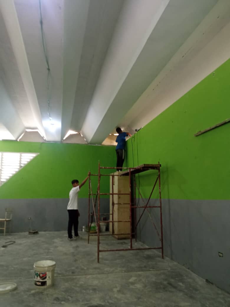 Estudiante presentando un proyecto